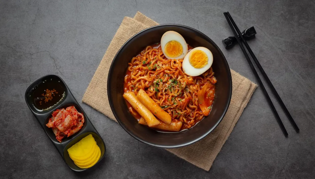 A vibrant image showing a freshly prepared plate of spicy Thai noodles, garnished with herbs and spices, demonstrating the steps of a spicy Thai noodles recipe.