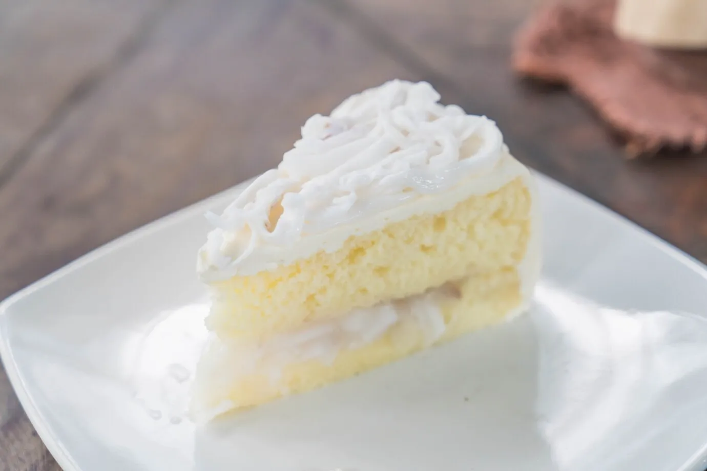 coconut-flavored cake 