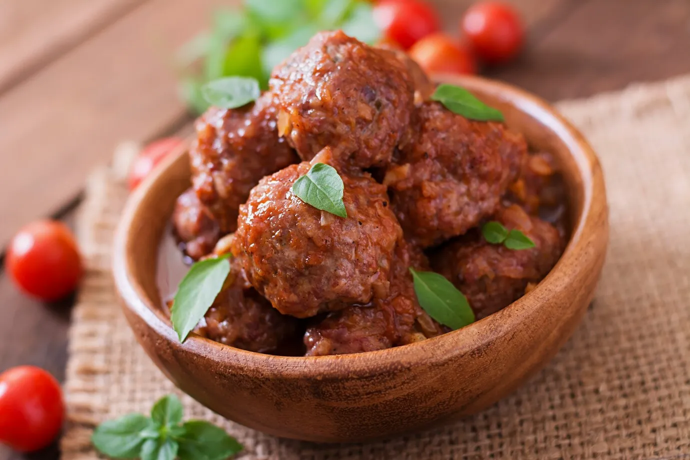 A bowl of meatballs wwith tomato sauce