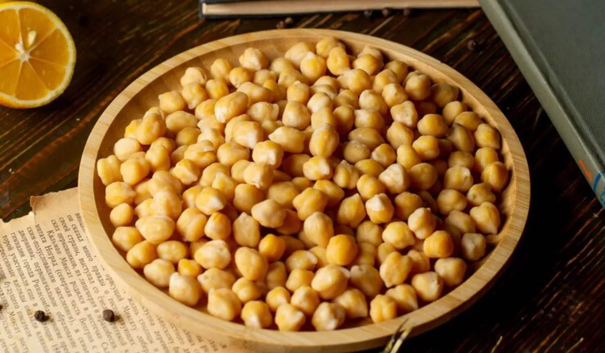 A bamboo bowl of boiled chickpeas
